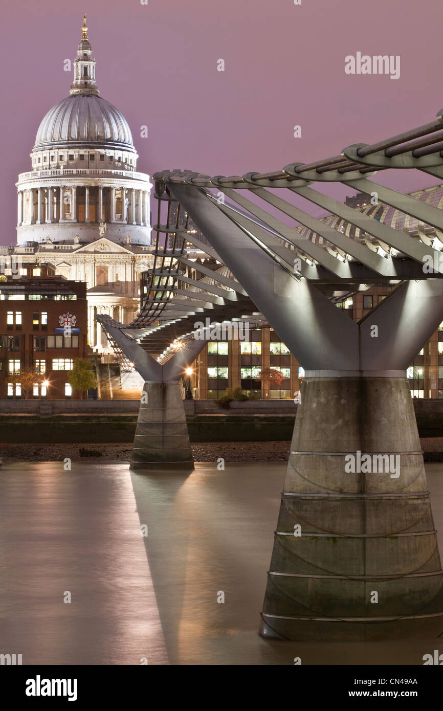 Royaume-uni, Londres, Millenium Bridge par l'architecte Norman Foster a ouvert en 2000 avec la ville en arrière-plan et Saint Paul Banque D'Images