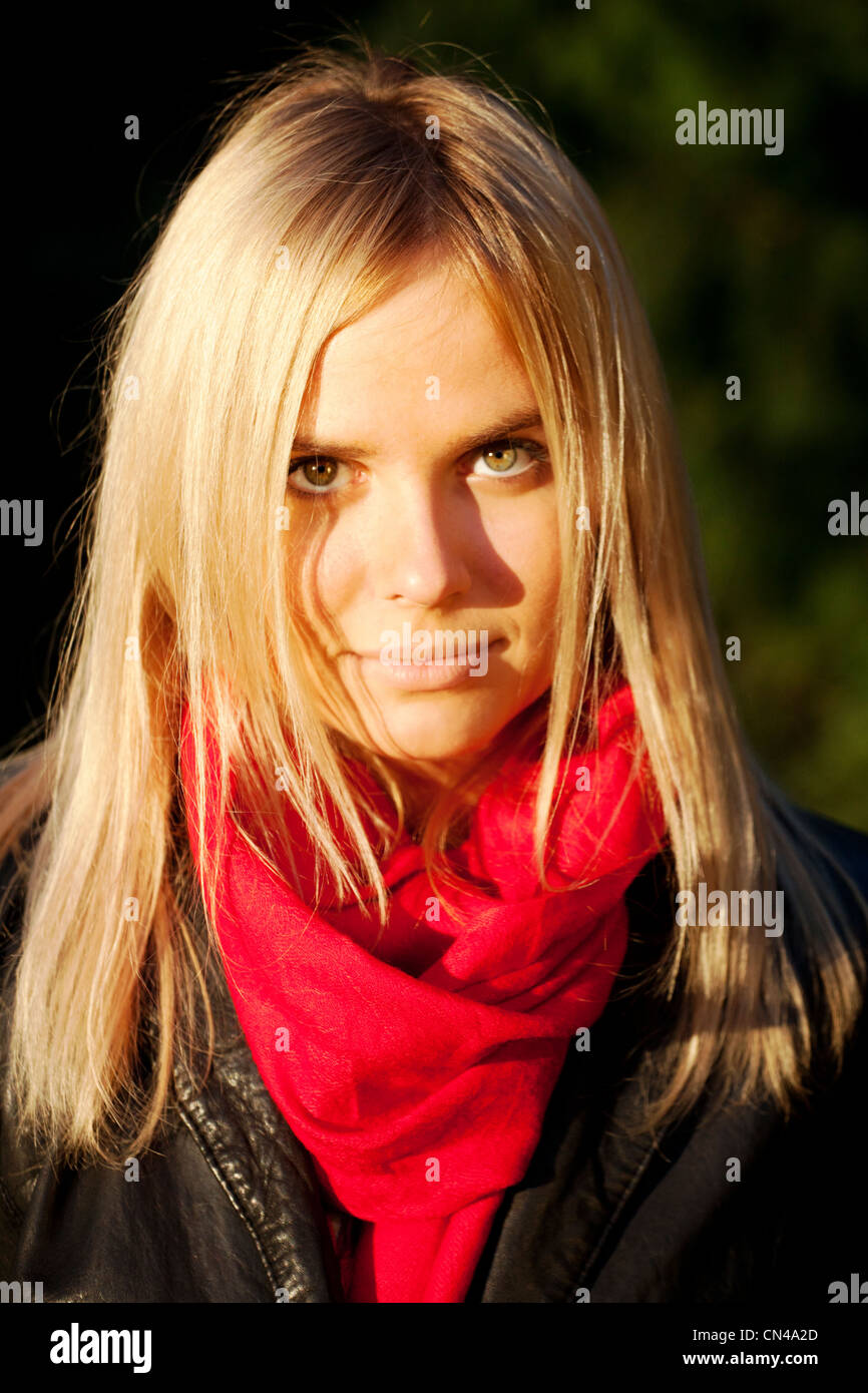 Femme blonde enveloppée dans une écharpe rouge Banque D'Images