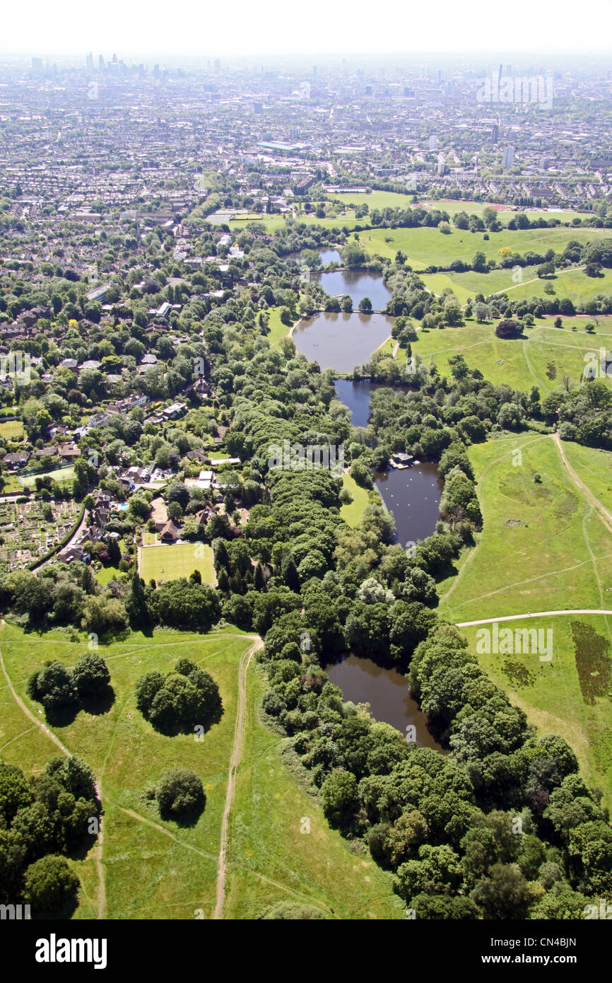 Vue aérienne de Highgate Ponds, près de la colline du Parlement, Millfield Lane, Hampstead Heath, Londres N6 Banque D'Images