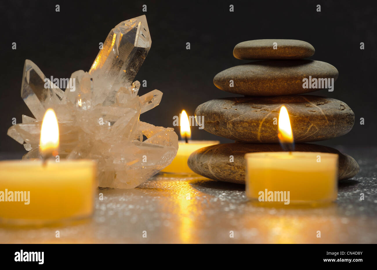 Cristal de Quartz et pierres zen avec des bougies Banque D'Images