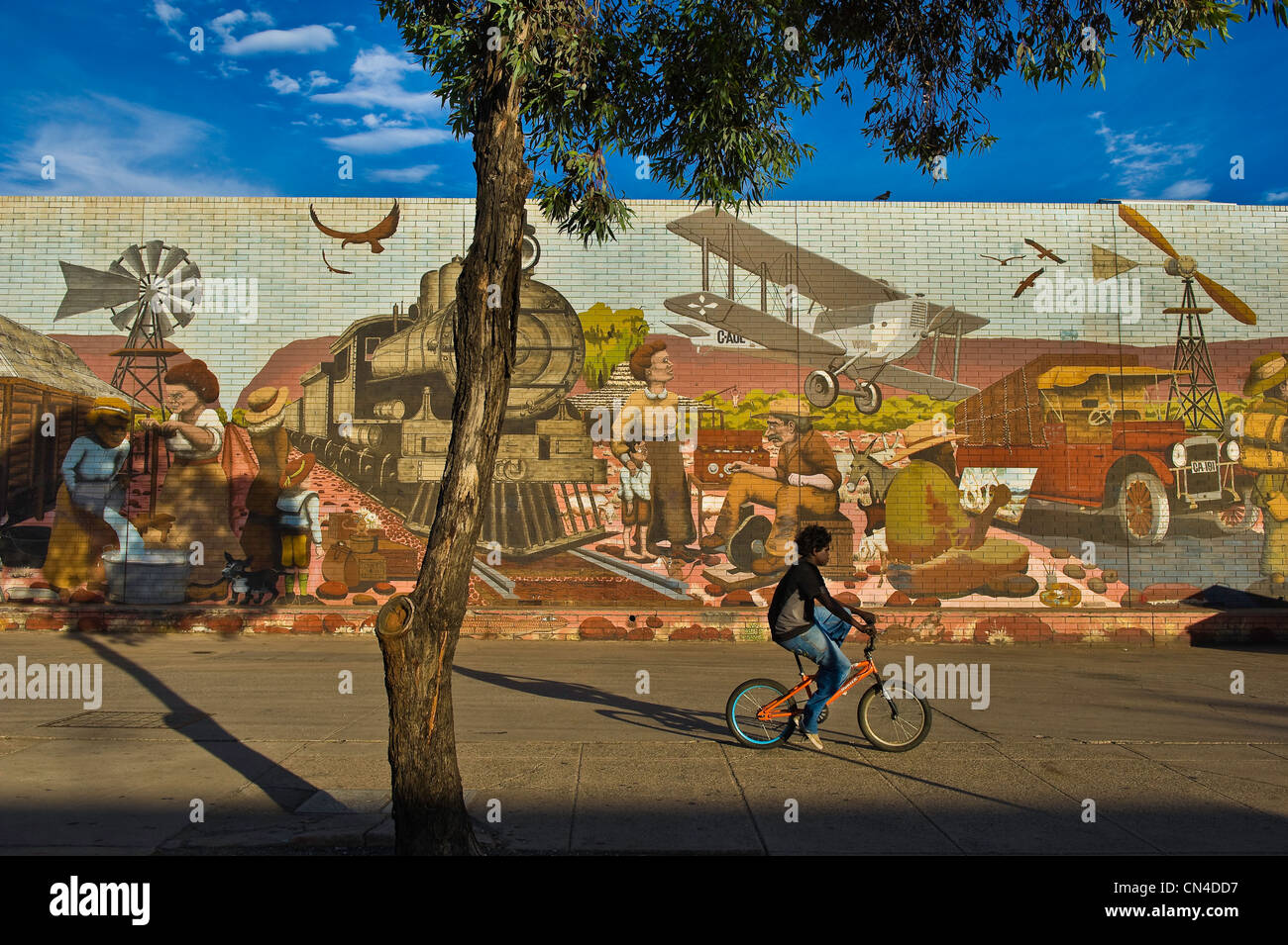 L'Australie, Territoire du Nord, Alice Springs, peinture murale de 807 mètres, peint sur Coles supermarché par Bob et Kay Kessing Banque D'Images