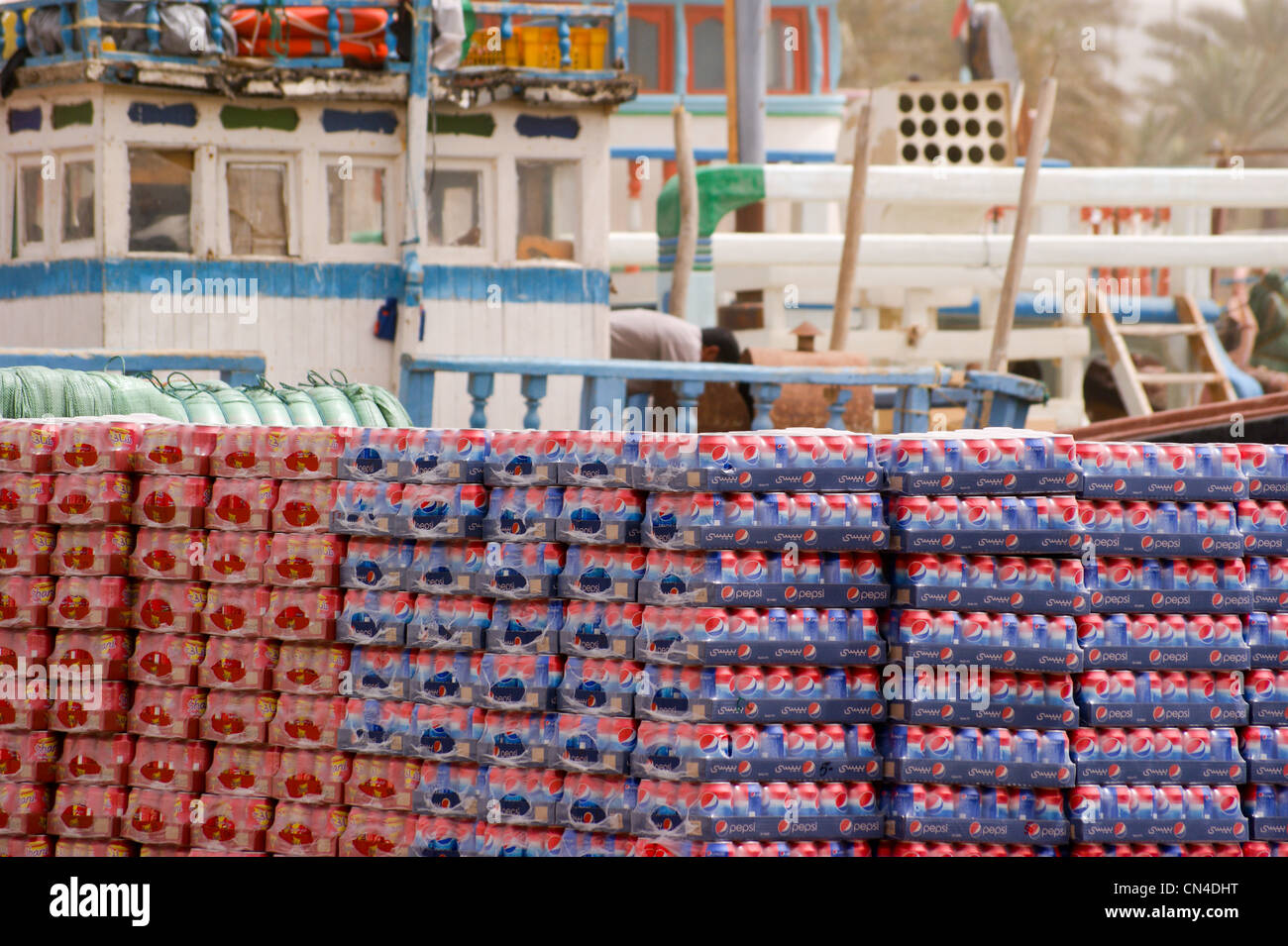 Les plateaux de boissons non alcoolisées en attente de chargement sur les dhows, en face de l'eau à la Crique de Dubaï, Emirats Arabes Unis Banque D'Images