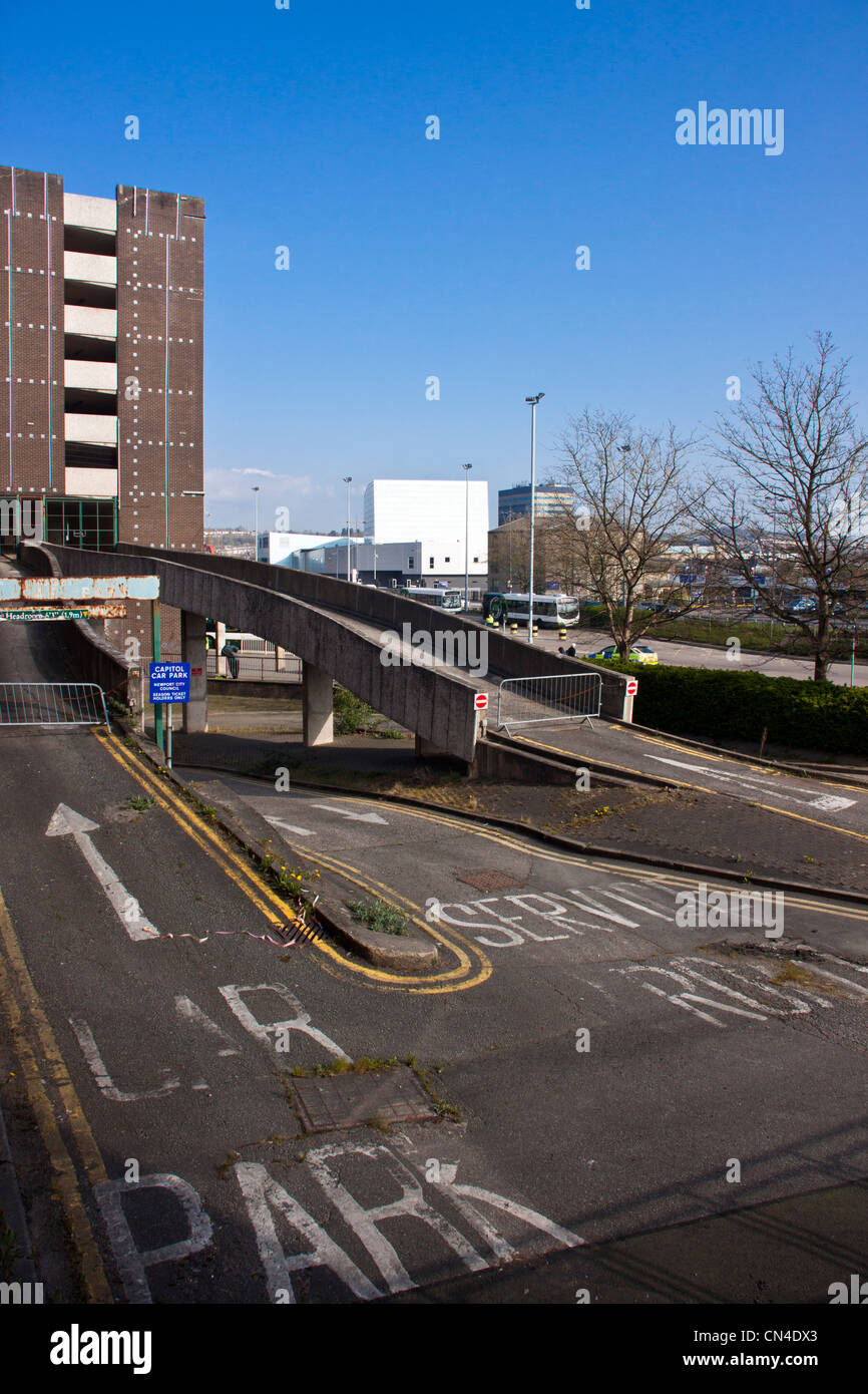 L'ancien parking du capitole, de l'épave et inutilisés donnant sur le  parking de la gare routière de Newport, en attente d'être réaménagé Photo  Stock - Alamy