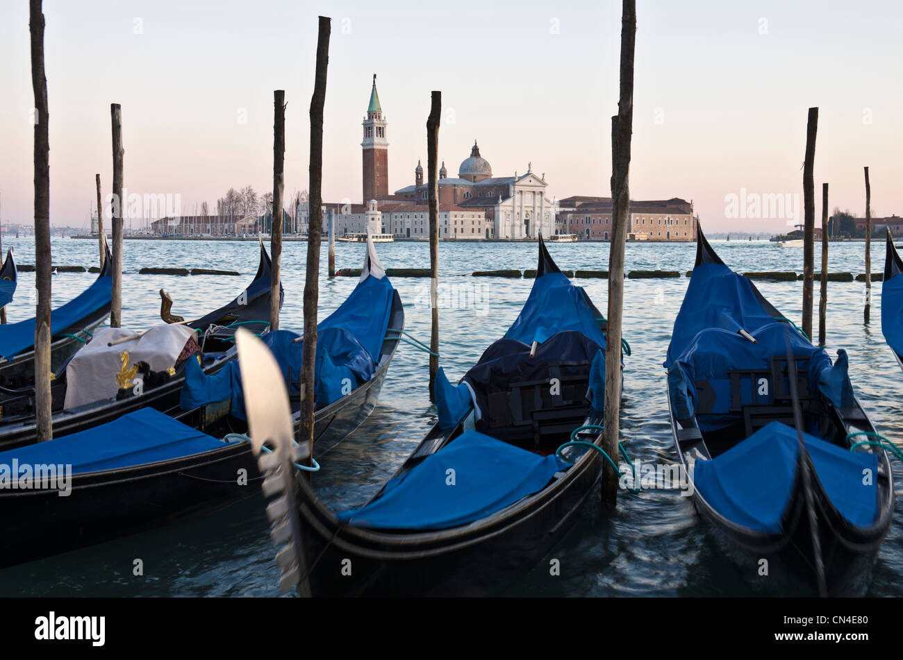 Avis de 'San Giorgio Maggiore' de San Marco Venise' vue sur "gondoles" au coucher du soleil Banque D'Images