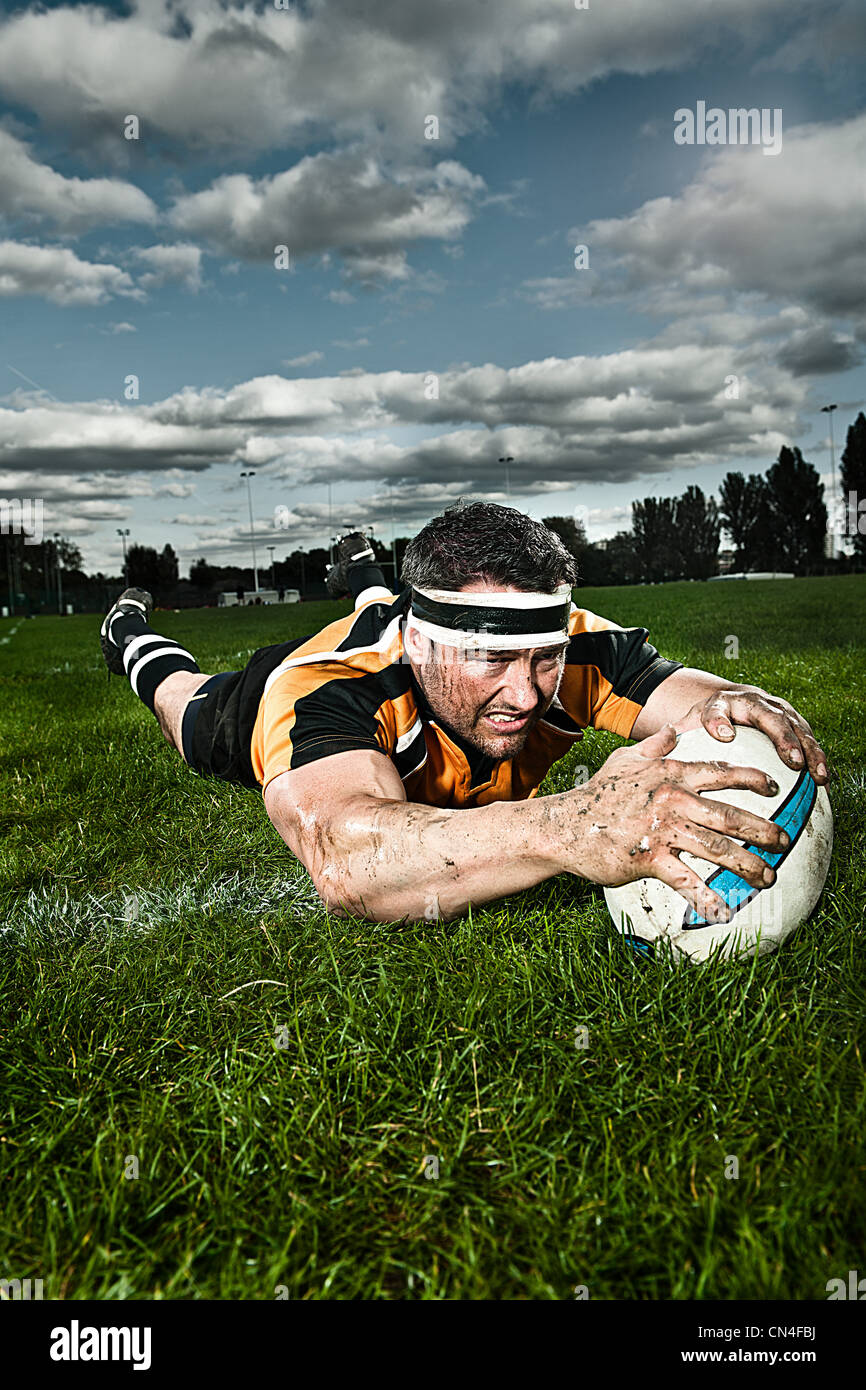 Joueur de rugby sur le terrain de notation Banque D'Images