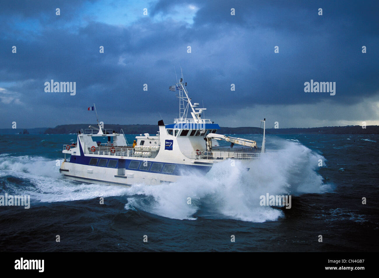 France, Manche, mer d'Iroise, ferry pour l'Ile de Sein dans le raz de Sein, Pointe du Raz (vue aérienne) Banque D'Images