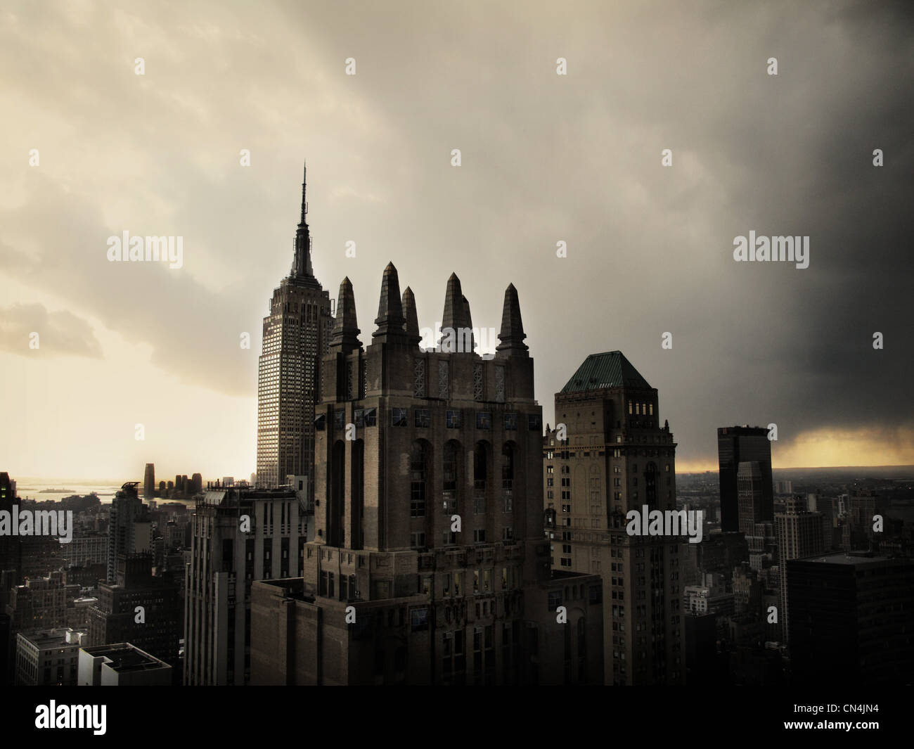 La Ville De New York Avec Ciel Sombre Photo Stock Alamy