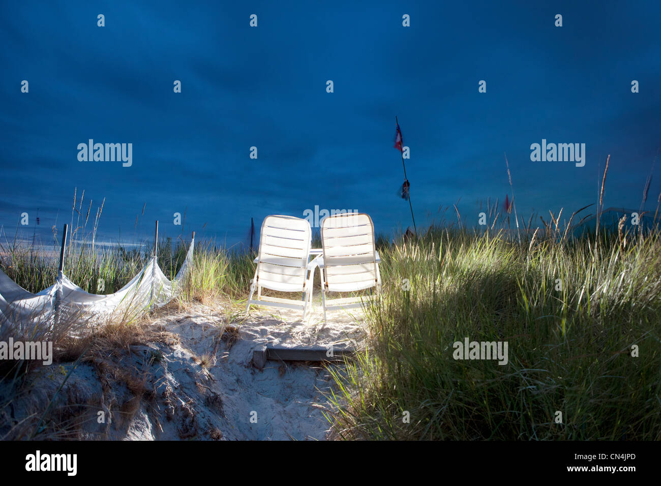 Chaises de plage lumineux sur dune de sable, mer Baltique, Allemagne Banque D'Images