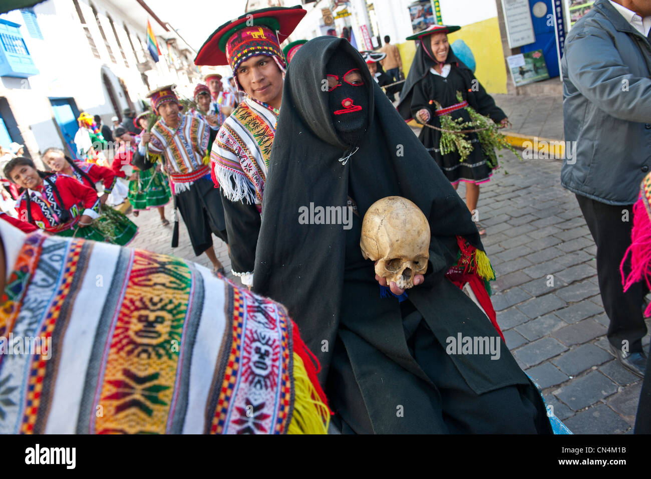 Le Pérou, Cuzco Cuzco, Province, danseuse en costume traditionnel pour la fête de Corpus Christi Banque D'Images