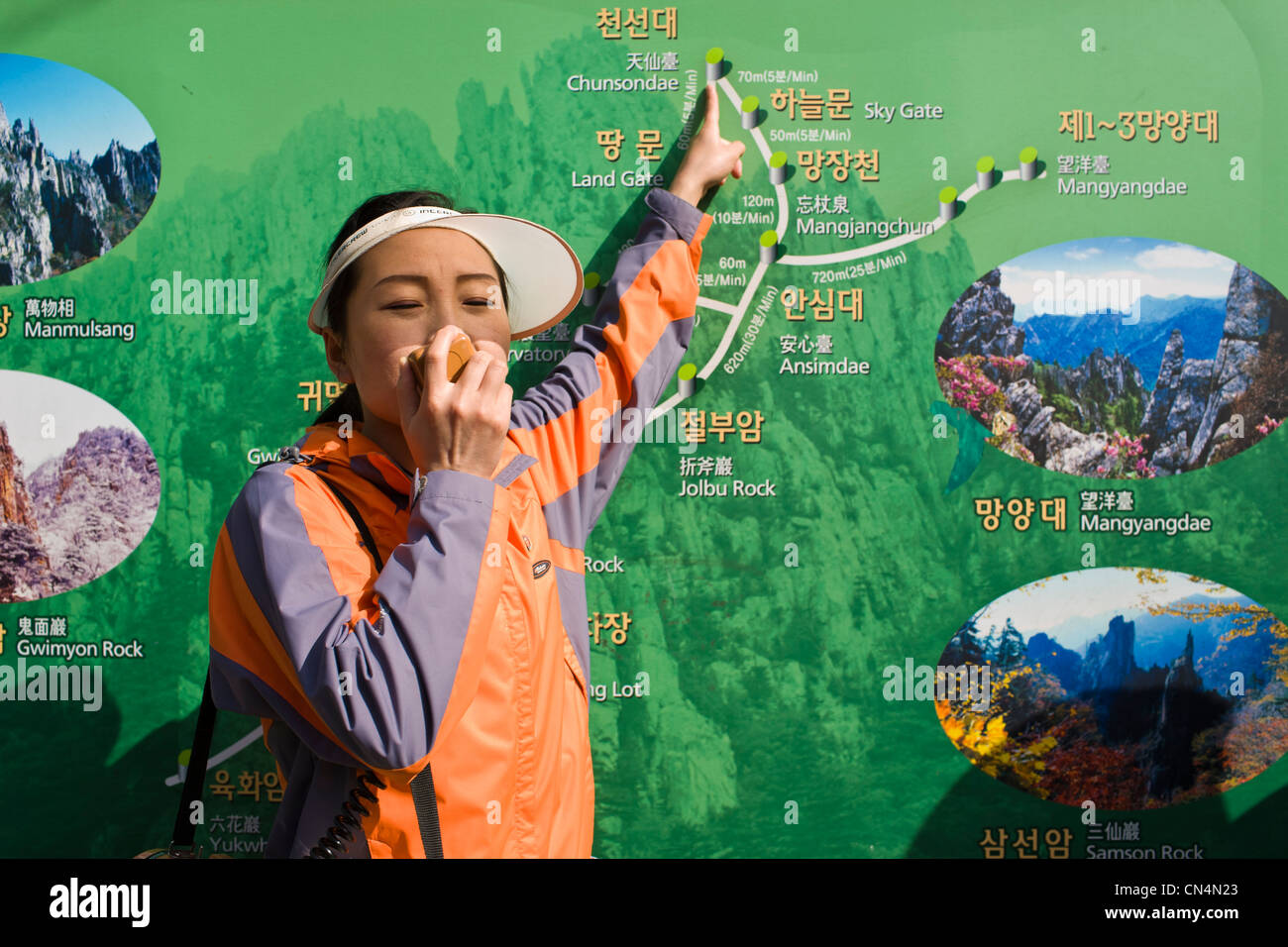 La Corée du Nord, la province de Gangwon, région touristique Kumgangsan, jeune femme guide de la Corée du Nord montrant le chemin de l'Manmulsang Banque D'Images