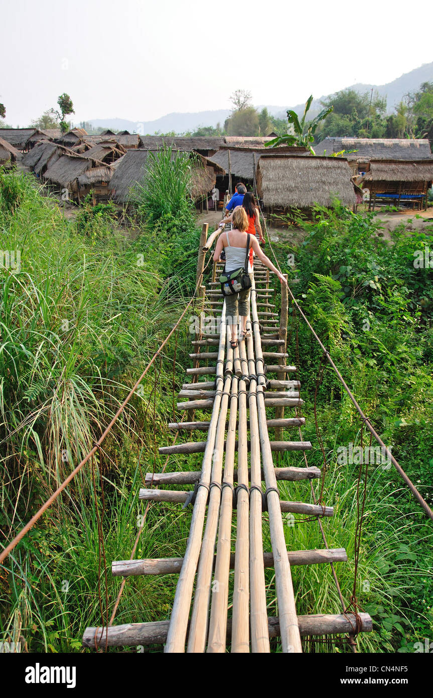 Pont de bambou à long cou Karen hill tribe village, province de Chiang Rai, Thaïlande Banque D'Images