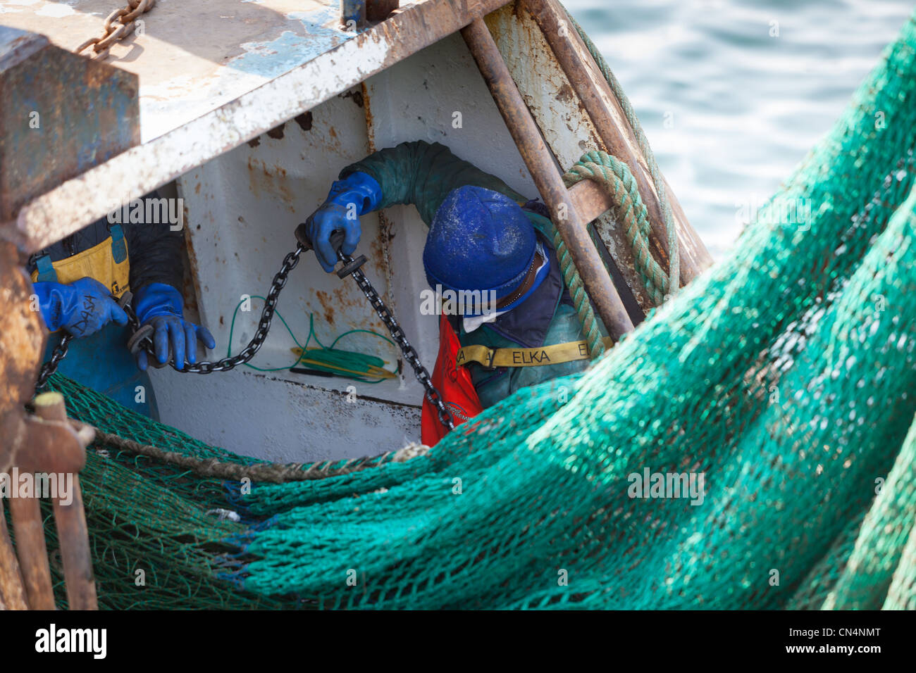 L'entretien et la réparation des filets de pêche. Chalutier de pêche en haute mer Fraserburgh Scotland UK Banque D'Images