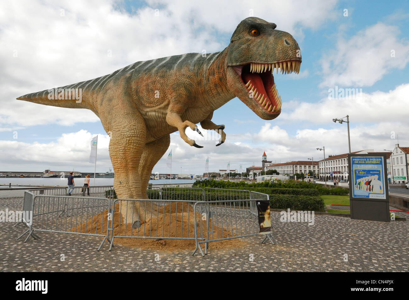 Menaçant Tyrannosaurus Rex dinosaure dans la ville portugaise de Ponta Delgada. Açores Banque D'Images