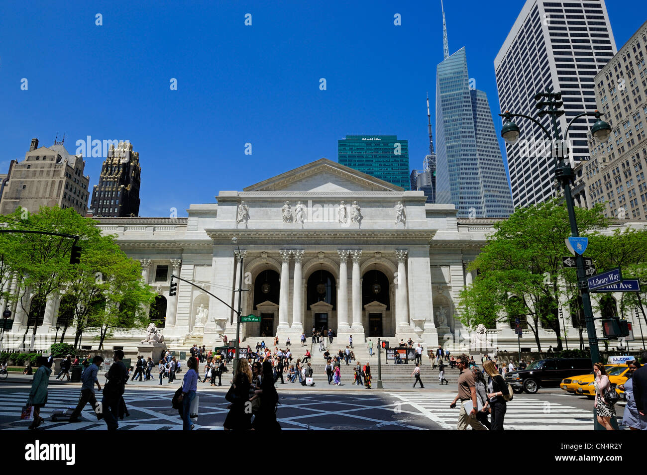 United States, New York, Manhattan, Midtown, la New York Public Library sur la 5e Avenue et Bryant Park, à l'arrière-plan droit Banque D'Images