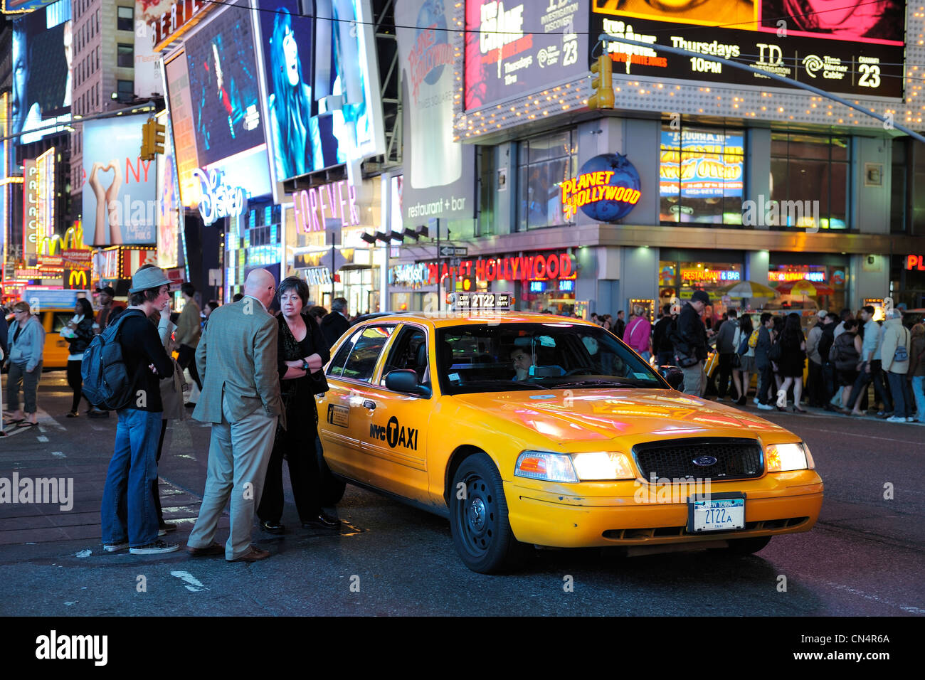 United States, New York, Manhattan, le quartier des théâtres de Broadway Avenue, yellow cab à Times Square Banque D'Images