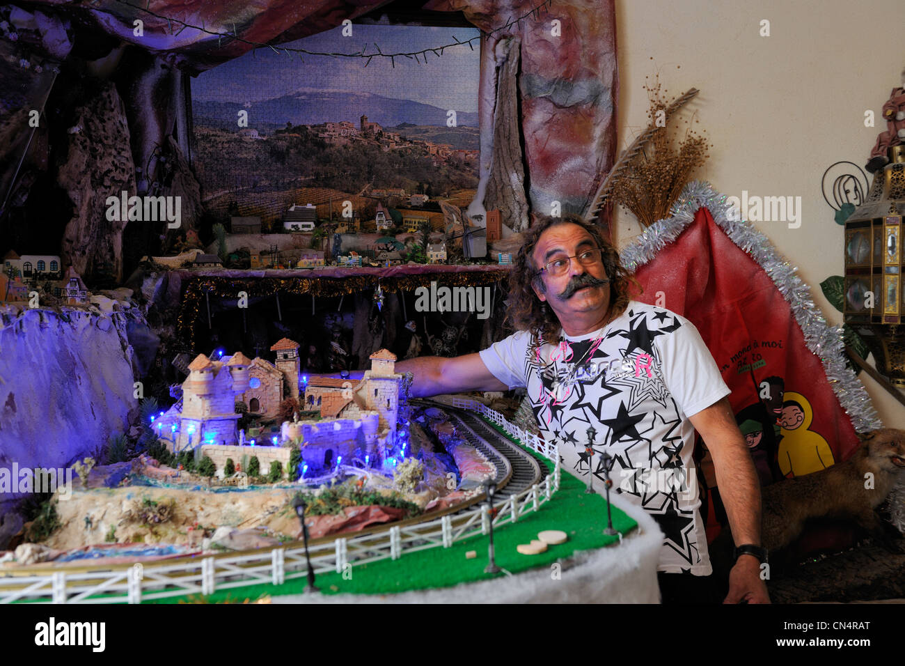 La France, l'Hérault, Béziers, M. Azzopardi à côté de ses modèles dans son domicile de la rue du chapeau rouge Banque D'Images