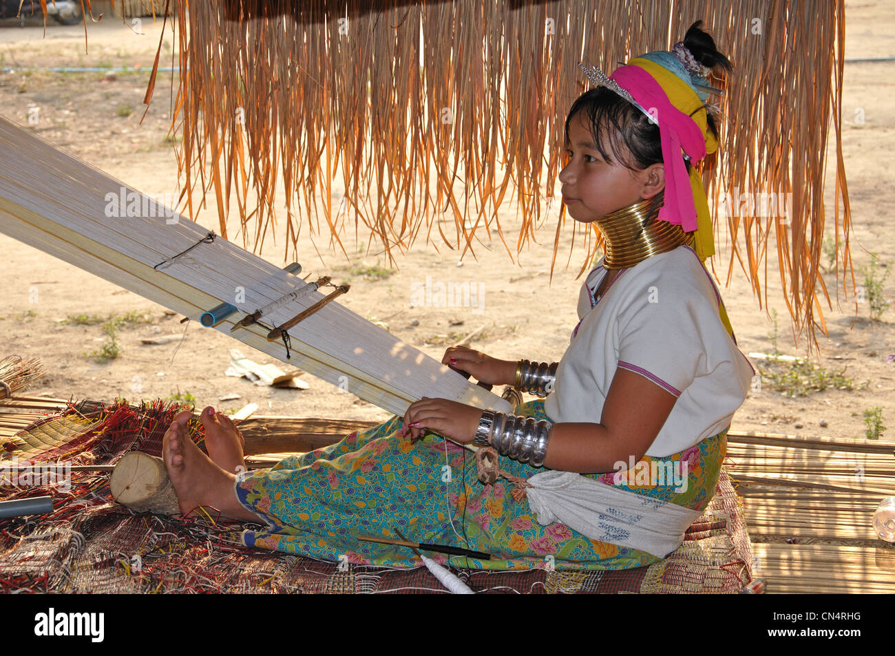 Une jeune fille à Kayan Lahwi tissage Karen long cou hill village, province de Chiang Rai, Thaïlande Banque D'Images