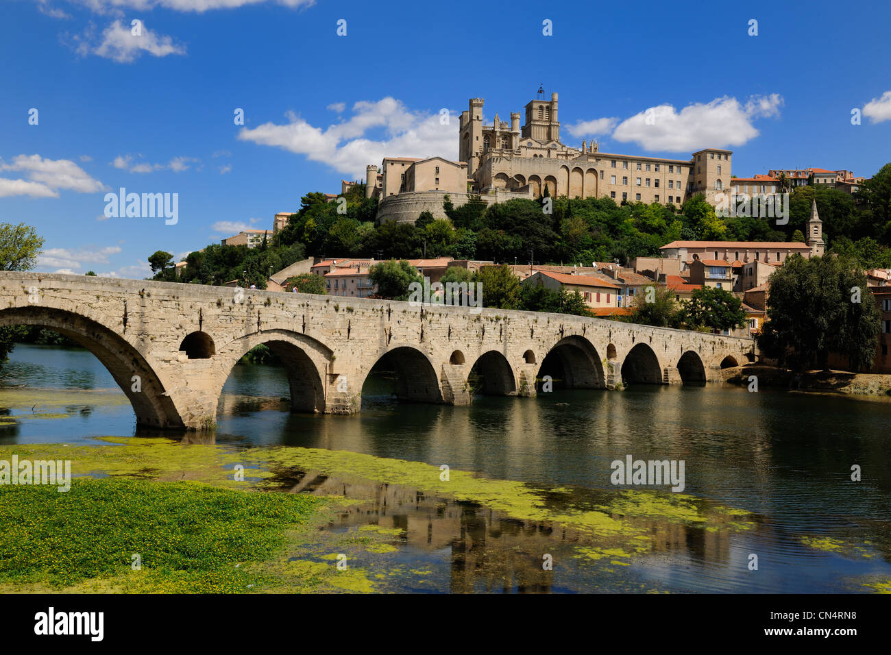 La France, l'Hérault, Béziers, la cathédrale St Nazaire et le Pont Vieux sur le fleuve Orb Banque D'Images