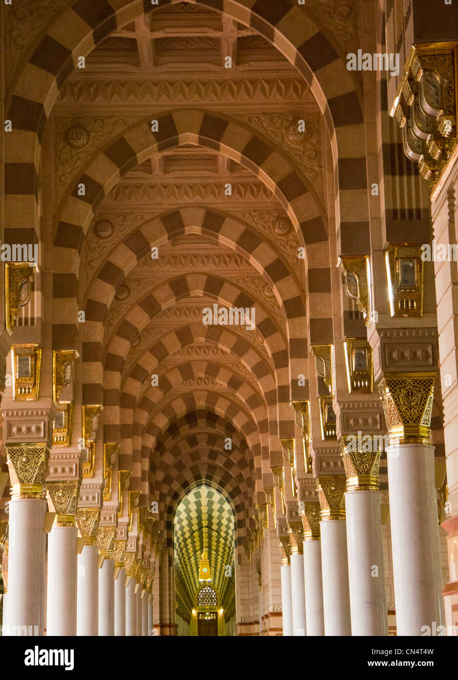 Intérieur de la mosquée (masjid) Nabawi à Al Madinah, Arabie saoudite. Mosquée Nabawi est la deuxième mosquée la plus sainte de l'Islam. Banque D'Images