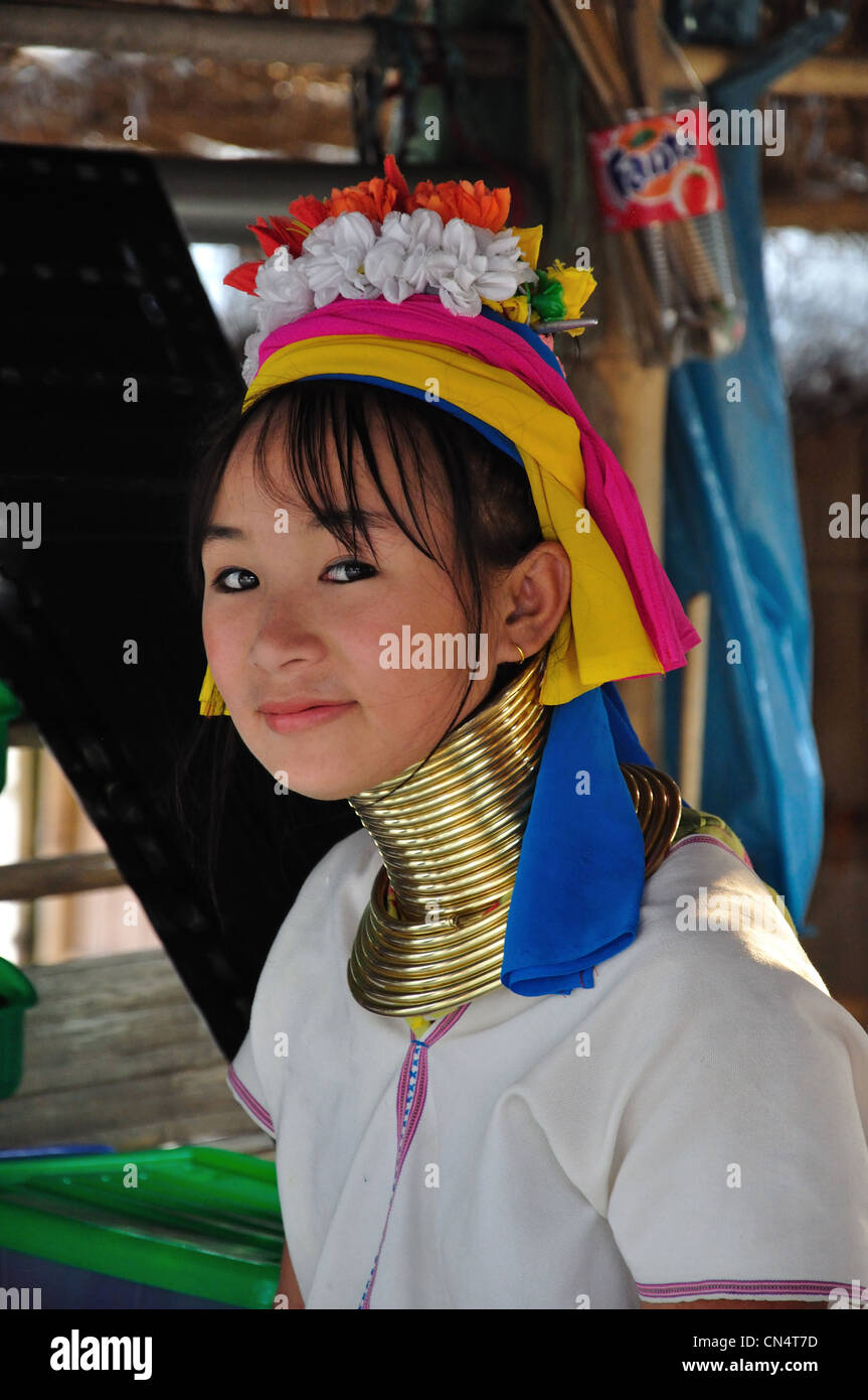 Une jeune fille Lahwi Kayan à long cou Karen hill tribe village, province de Chiang Rai, Thaïlande Banque D'Images