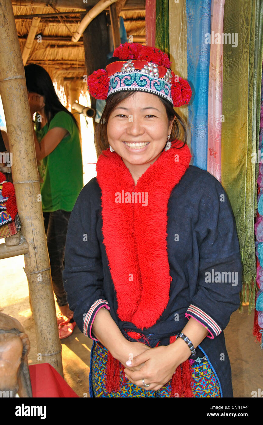 Femme tribale à long cou Karen hill tribe village, province de Chiang Rai, Thaïlande Banque D'Images