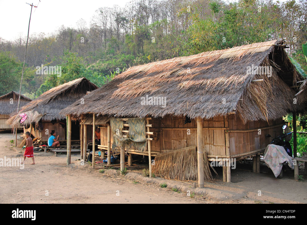 Maisons d'Adobe à long cou Karen hill tribe village, province de Chiang Rai, Thaïlande Banque D'Images