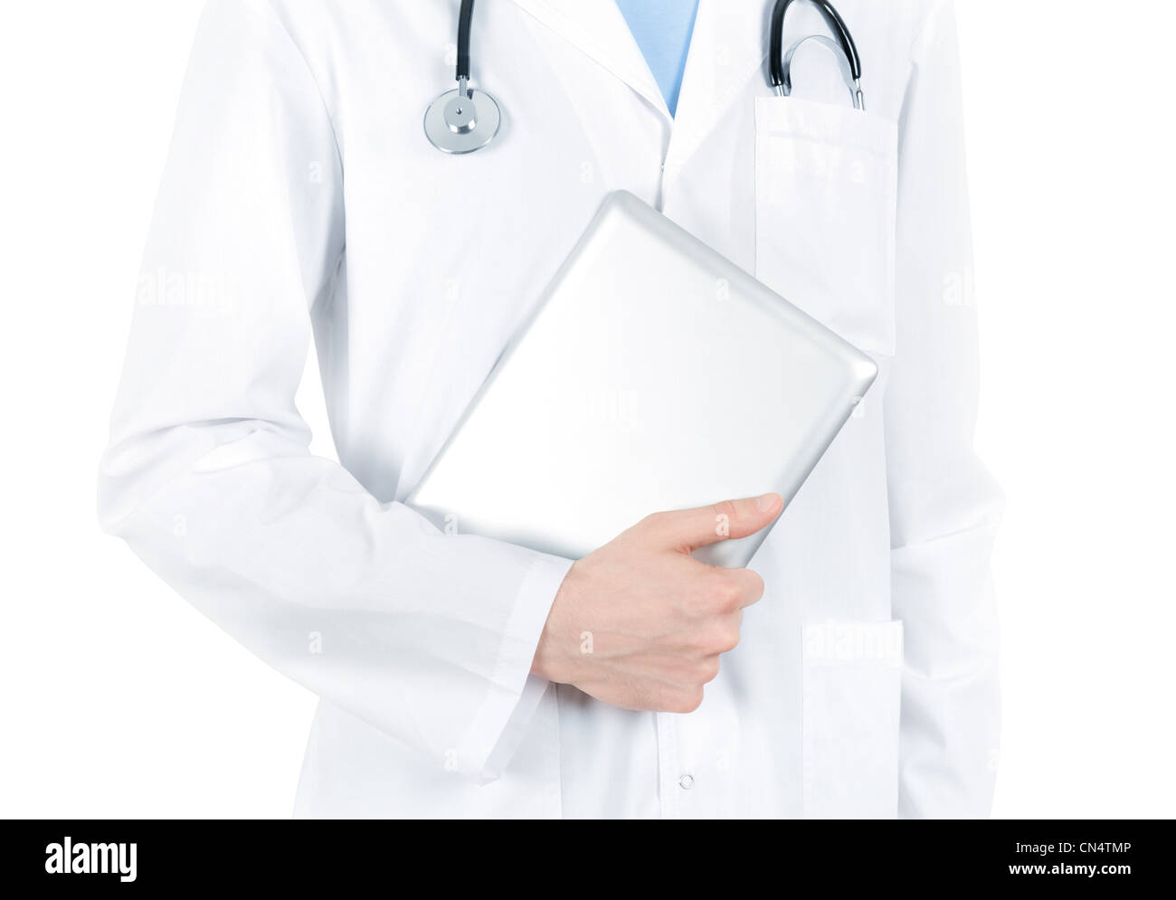 Un médecin en blouse blanche avec stéthoscope holding digital tablet pc. Isolé sur blanc. Banque D'Images