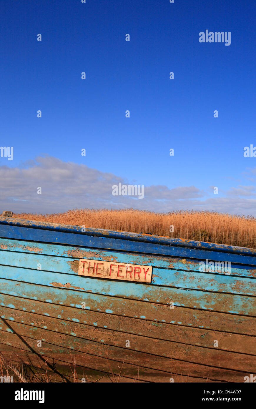 Un bateau bleu en bois et ciel bleu à Brancaster Staithe sur la côte nord du comté de Norfolk. Banque D'Images