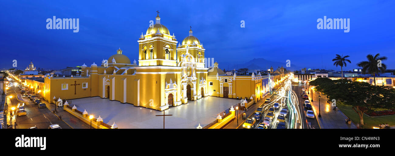 Le Pérou, La Libertad province, côte nord, Trujillo, Plaza de Armas, la cathédrale Banque D'Images