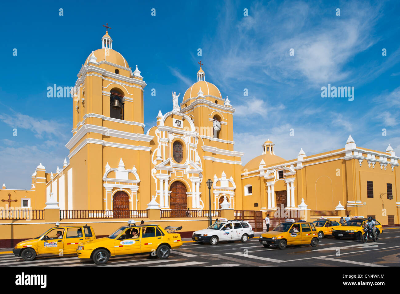 Le Pérou, La Libertad province, côte nord, Trujillo, Plaza de Armas, la cathédrale Banque D'Images