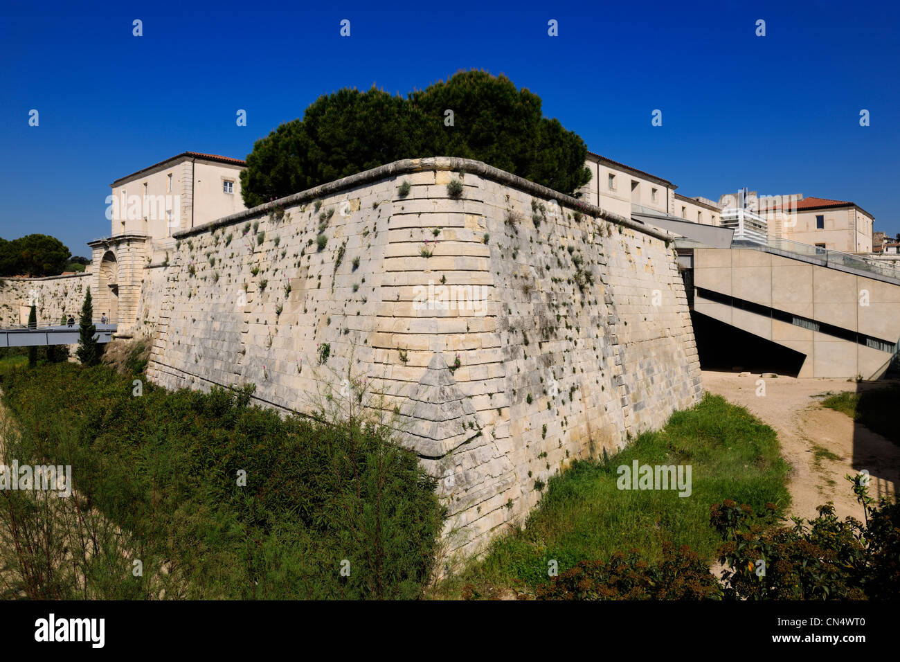 La France, Gard, Nîmes, La Citadelle Vauban construite en 1688, est devenu une prison en 1790, et enfin en 1995 de la Faculté des Lettres Banque D'Images