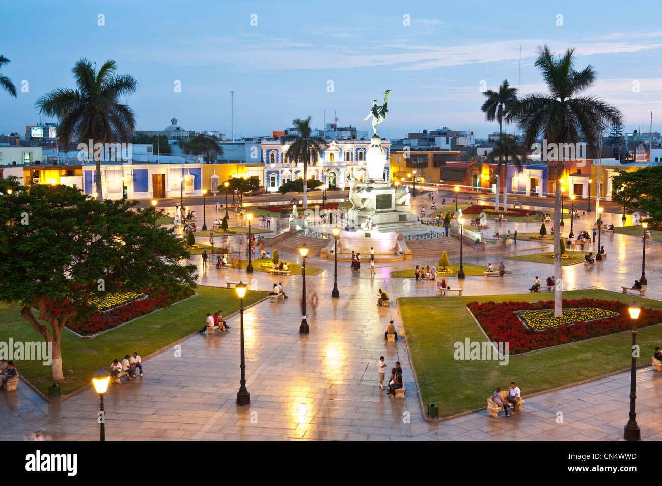 Le Pérou, La Libertad province, côte nord, Trujillo, Plaza de Armas, éclairé Banque D'Images