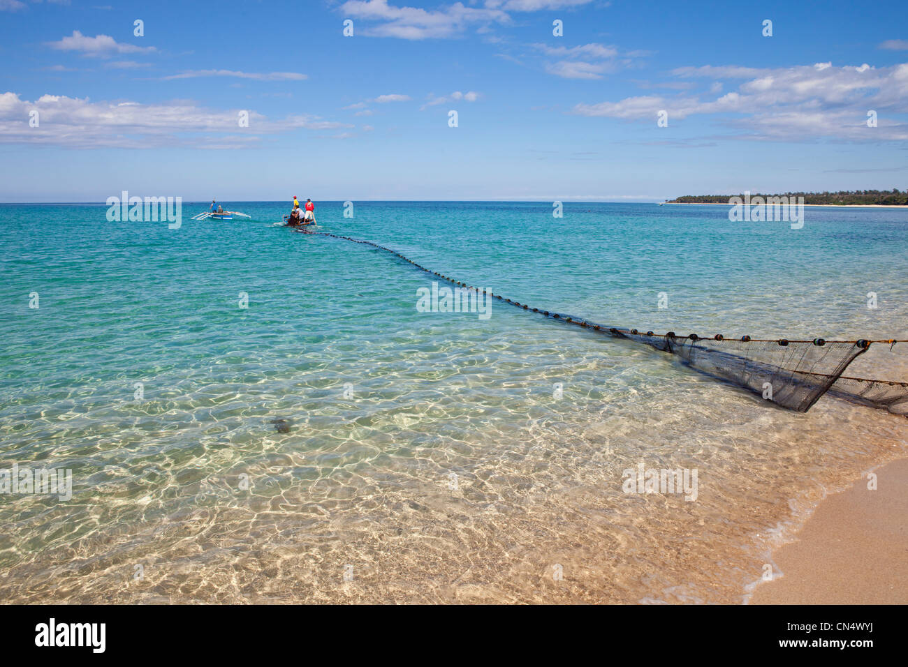 Aux Philippines, l'île de Luzon, Ilocos Norte, autour de Laoag, Pagudpud, Saud beach, laissant les pêcheurs Banque D'Images