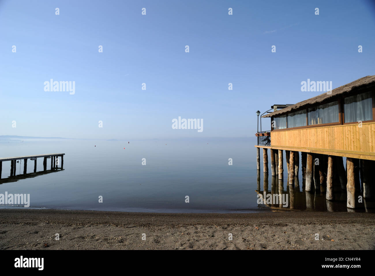 Italie, Latium, Bolsena, jetée et restaurant au bord du lac Banque D'Images