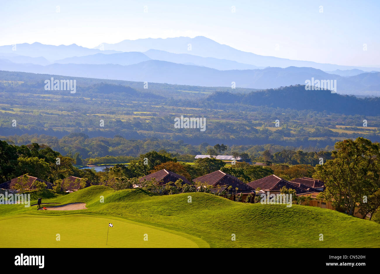 Le golf d'Antigua La Reunion Golf Resort & Residences face sud-est vers les plaines côtières du Pacifique du Guatemala. Banque D'Images