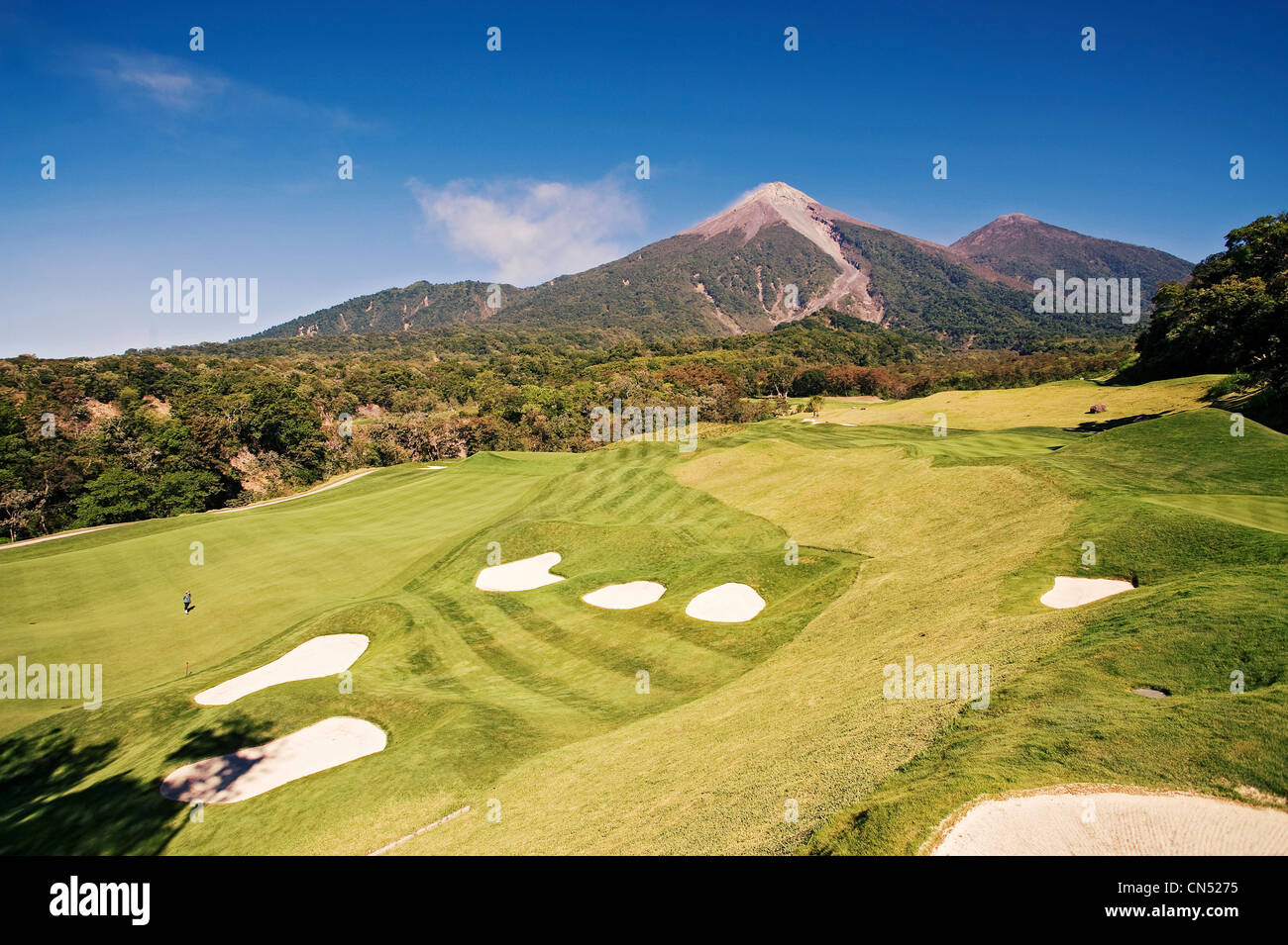 Le golf d'Antigua La Reunion Golf Resort & Residences avec Fuego et Acatenango volcans en arrière-plan. Banque D'Images