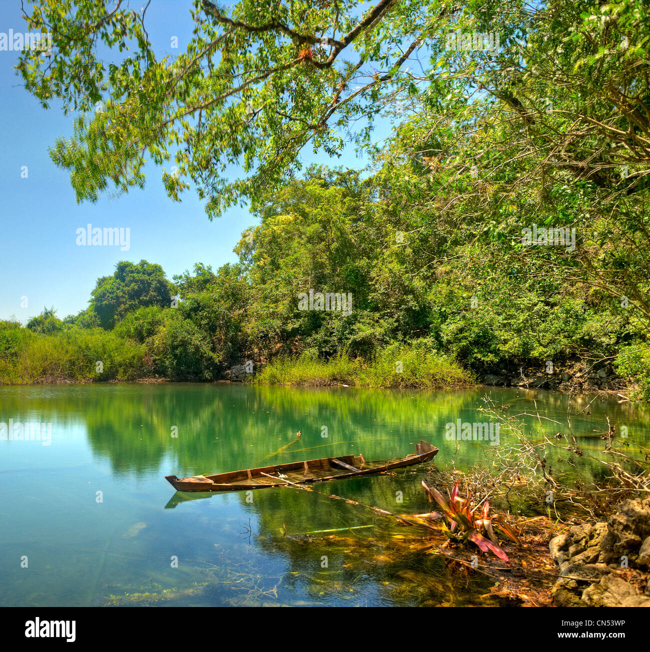 Laguna près de Petexbatun Aguateca. Banque D'Images