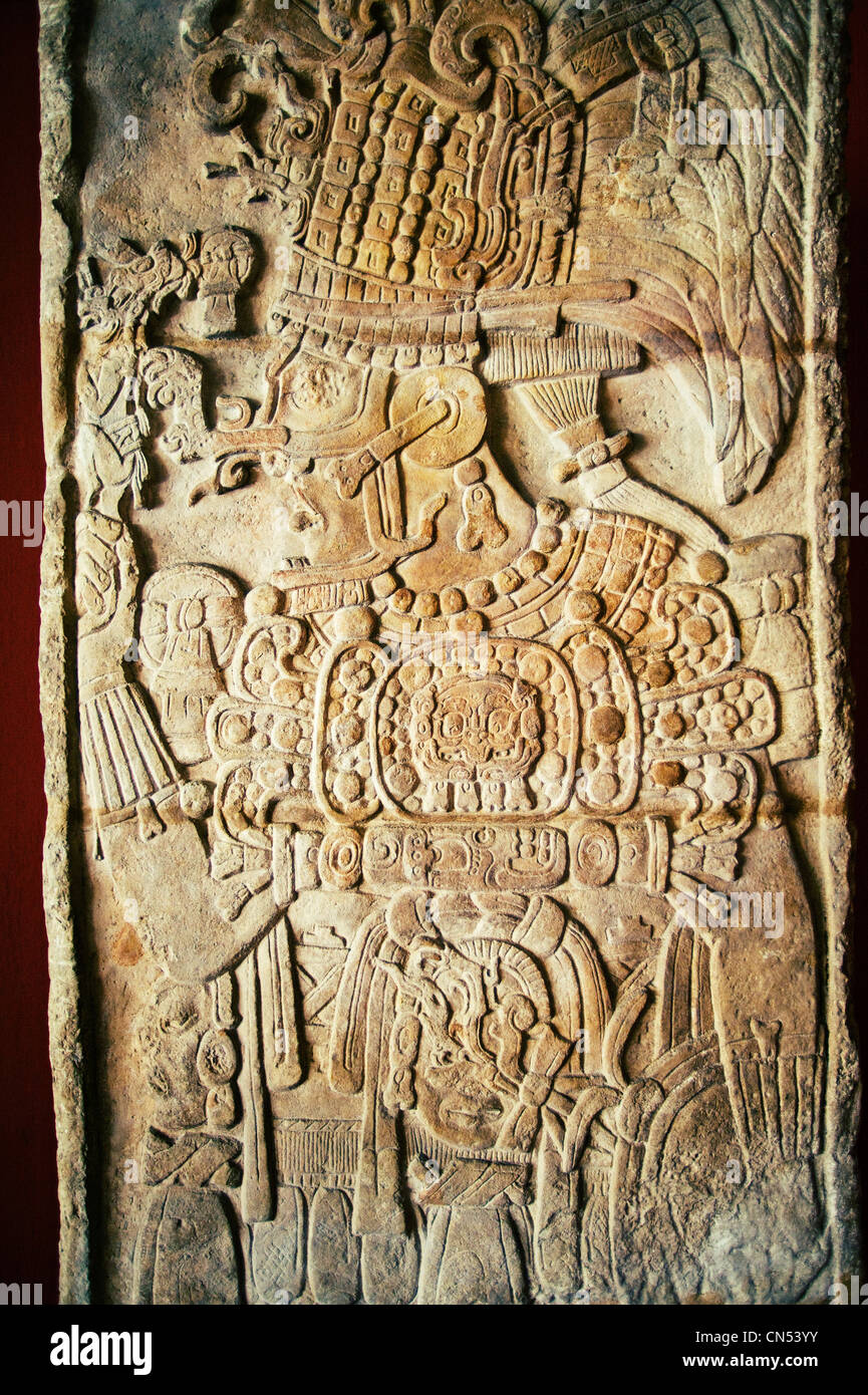 Une stèles mayas du site de Dos Pilas sur l'affichage de la ville de Guatemala, Musée d'Archéologie Nationale. Banque D'Images