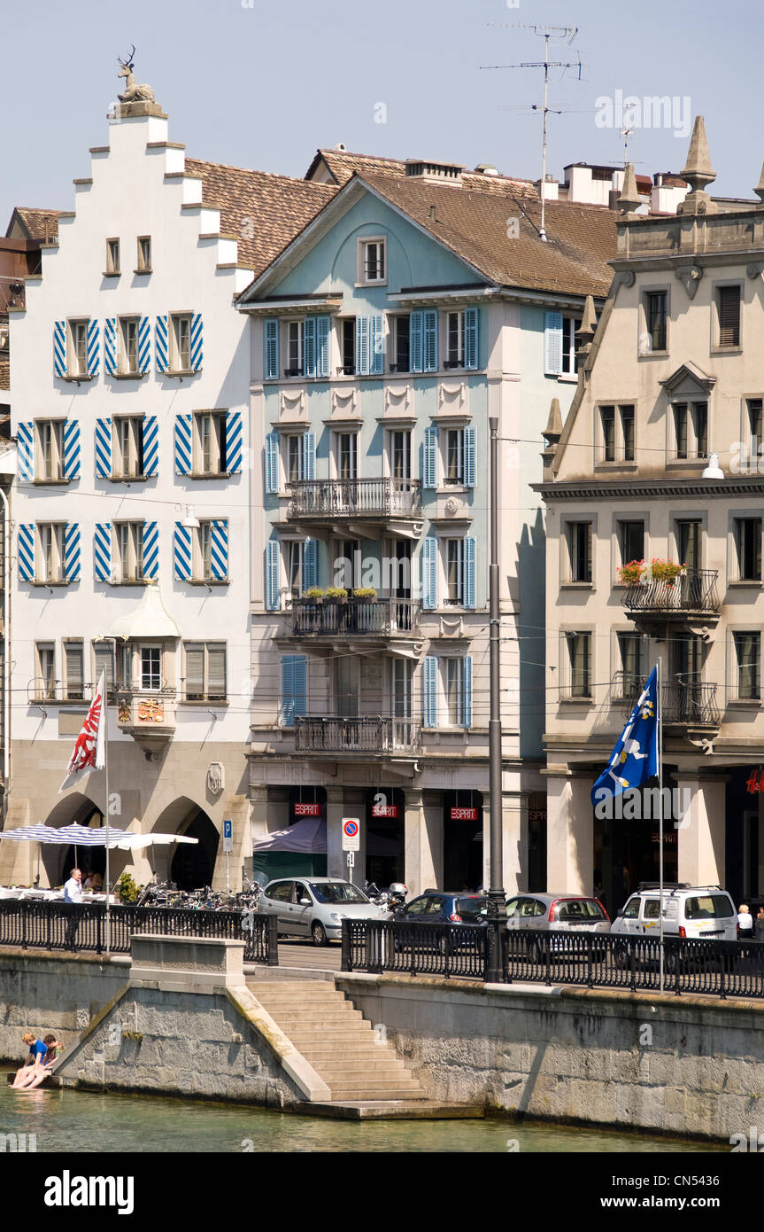 Vue verticale du Rathaus quart de Zurich's altstadt avec les vieux immeubles à pignons sur le front, Limmatquai. Banque D'Images