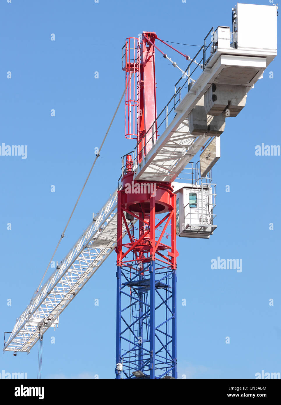 Tower Crane contre fond de ciel bleu personne ne Banque D'Images