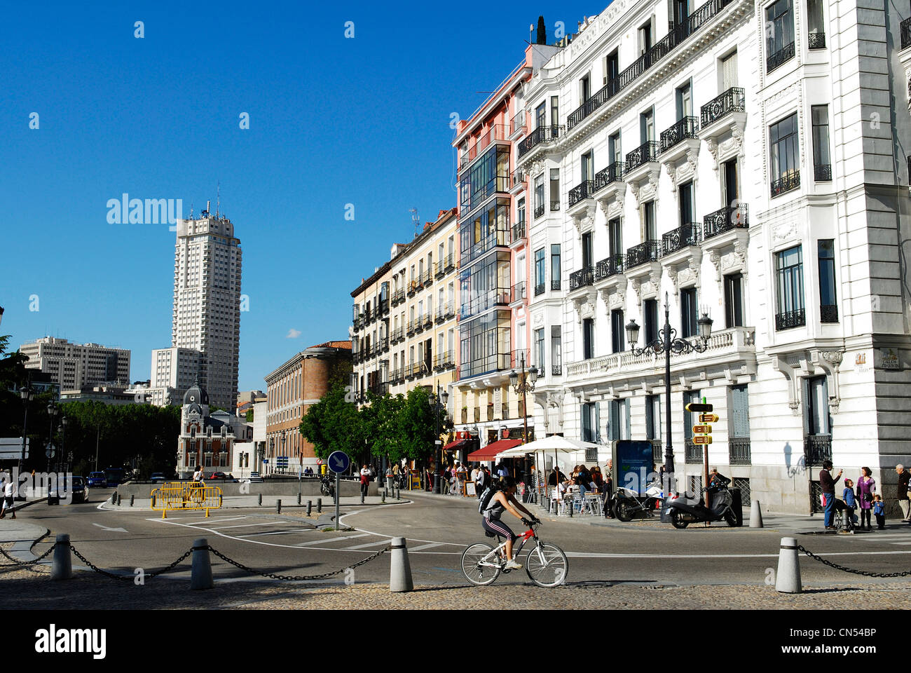 Espagne, Madrid, Calle Bailen vu de la place d'Orient, dans l'arrière-plan Madrid Tower Banque D'Images