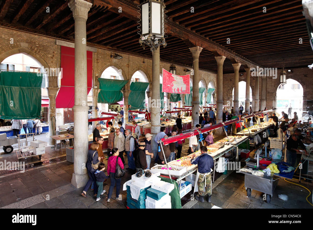 L'Italie, Vénétie, Venise, inscrite au Patrimoine Mondial de l'UNESCO, quartier de San Polo, Mercati di Rialto (marché du Rialto), le marché aux poissons Banque D'Images