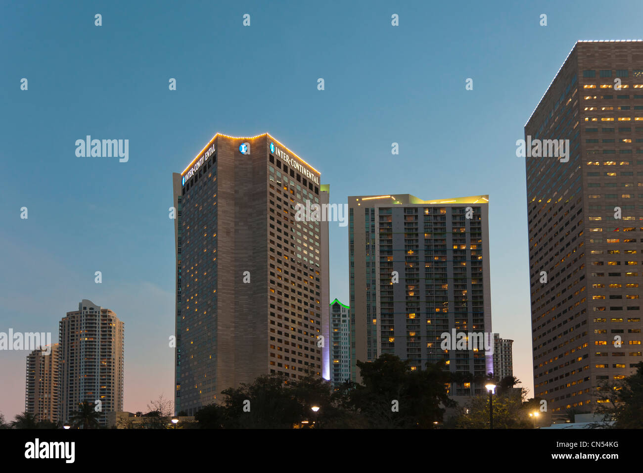 Le centre-ville de Miami vu de Bayfront Park, au crépuscule, en Floride, USA Banque D'Images