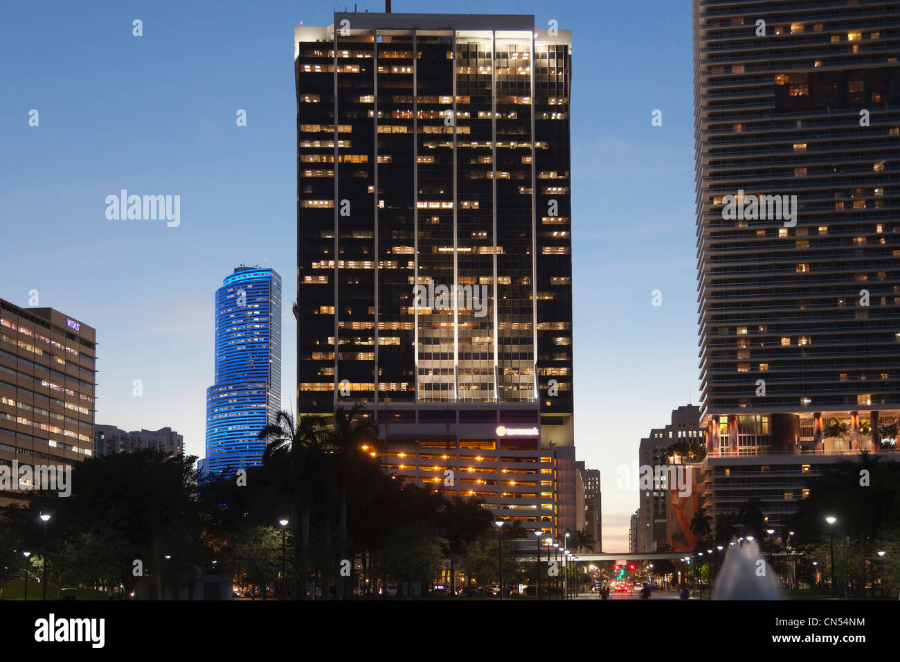 Le centre-ville de Miami vu de Bayfront Park, au crépuscule, en Floride, USA Banque D'Images