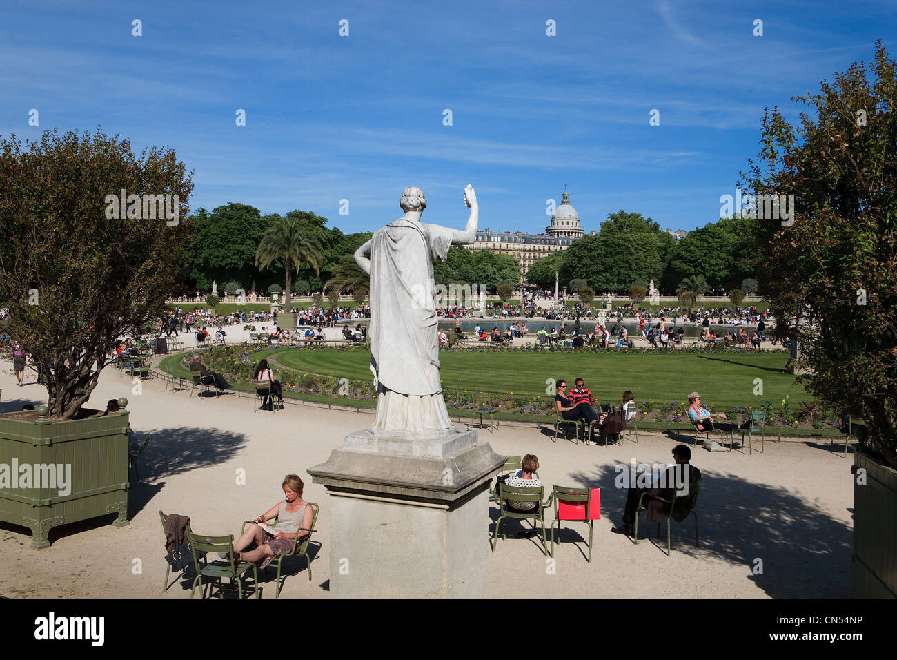 France, Paris, Quartier Latin, le Jardin du Luxembourg avec le dôme du Panthéon à l'arrière-plan Banque D'Images