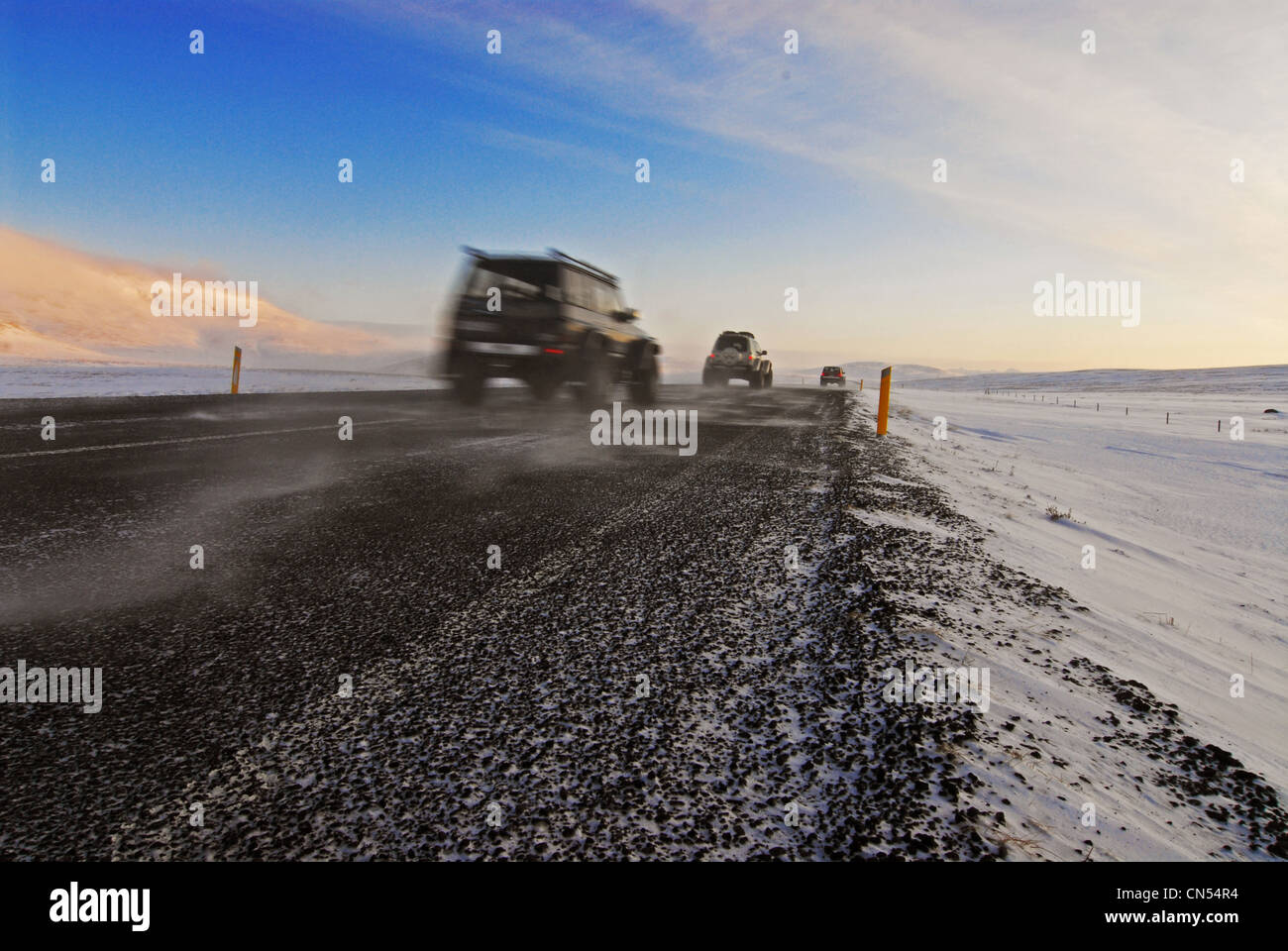 L'Islande, à l'intérieur des terres, macadam route en plein champ de neige Banque D'Images