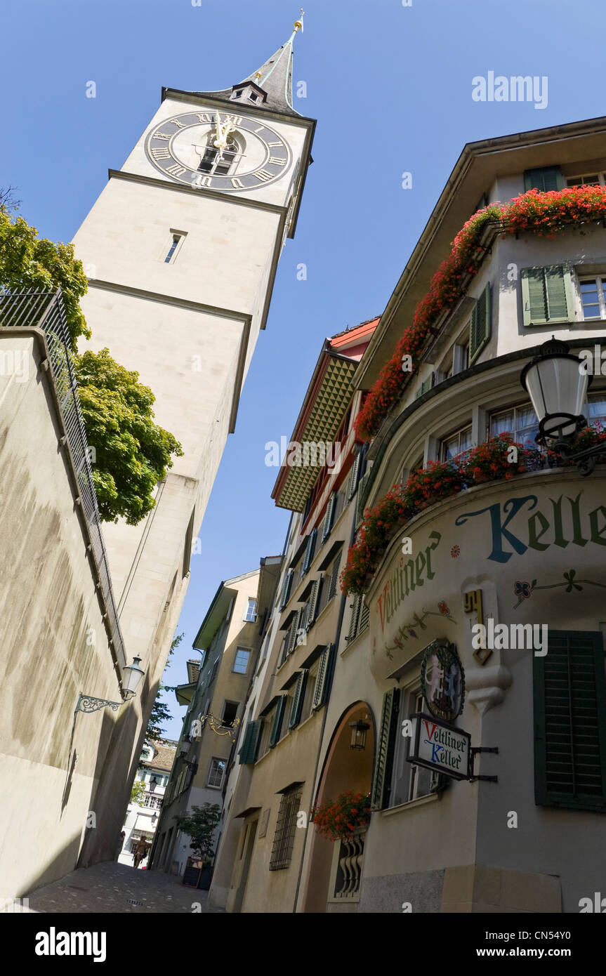 Grand angle vertical de St Peter kirche, l'église St Pierre sur Lindenhof hill à Zurich sur une journée ensoleillée. Banque D'Images