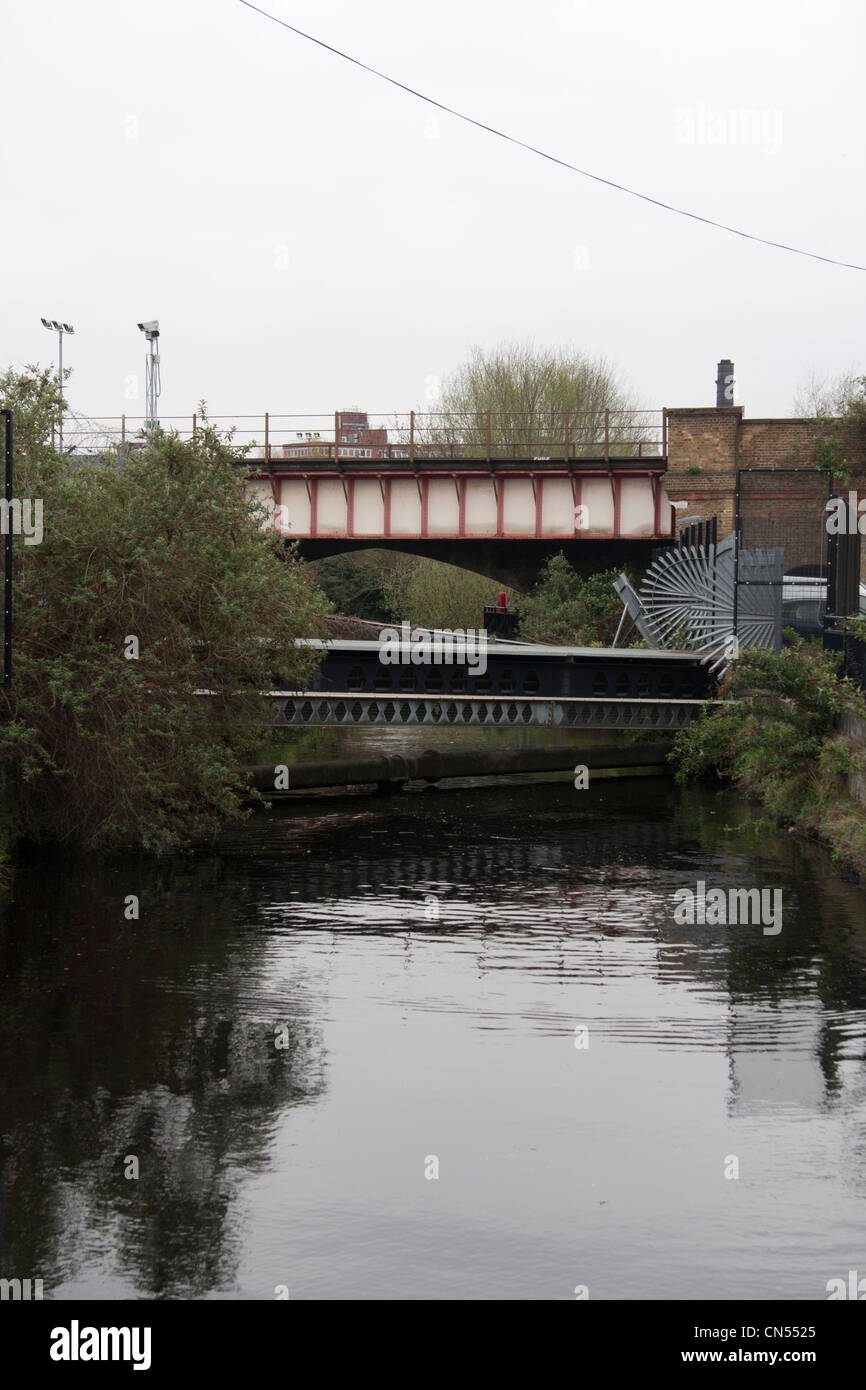 Industrial Pont sur la rivière Wandle Banque D'Images