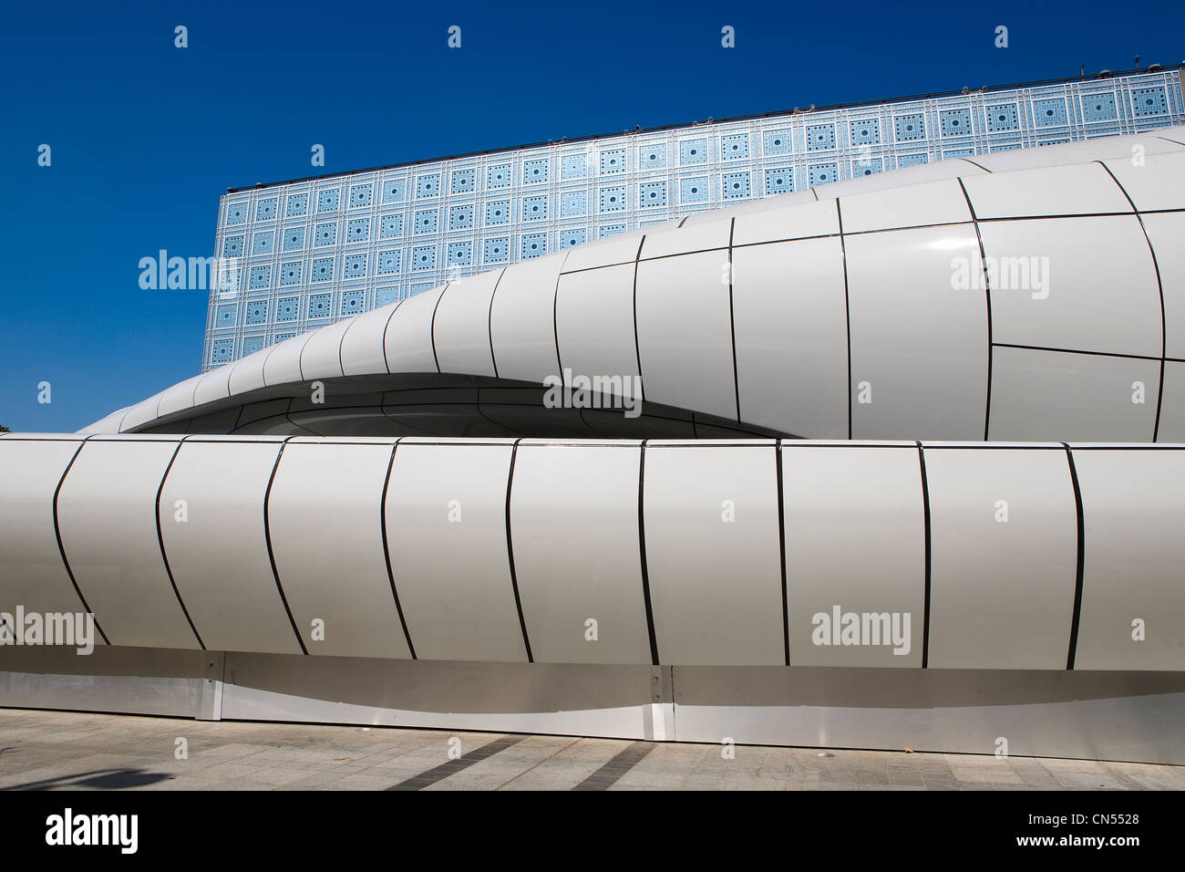 France, Paris, le Mobil art par l'architecte Zaha Hadid en face de l'Intitut du Monde Arabe (en arabe) par l'Institut Banque D'Images