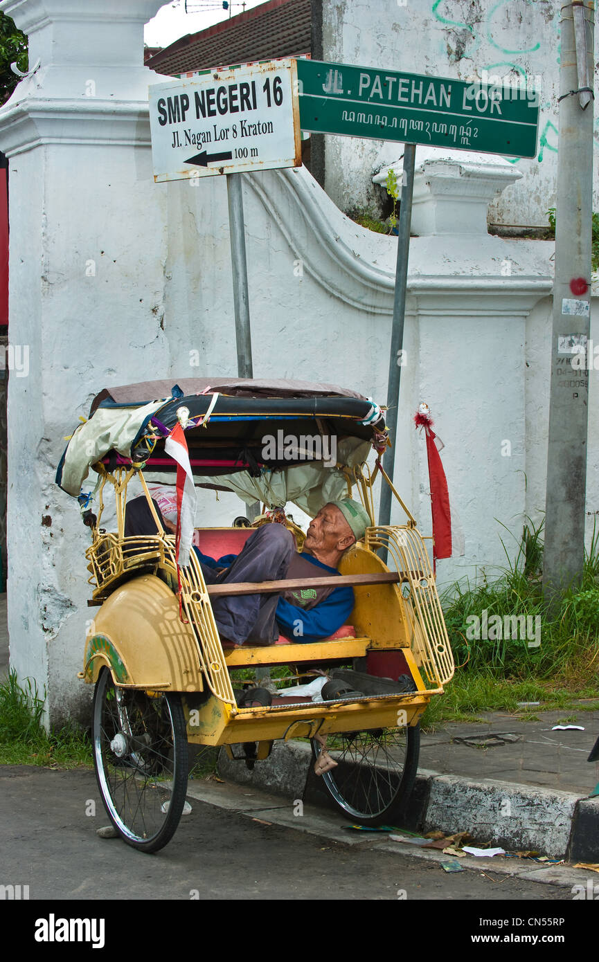 L'Indonésie, Java, la région de Yogyakarta, Yogyakarta, Kraton Ngayogyakarta Hadiningrat Jogja, palais du Sultan, rickshaw Banque D'Images